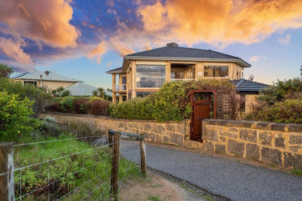 Absolute Oceanfront - Sunsets Villa Mandurah Exterior photo